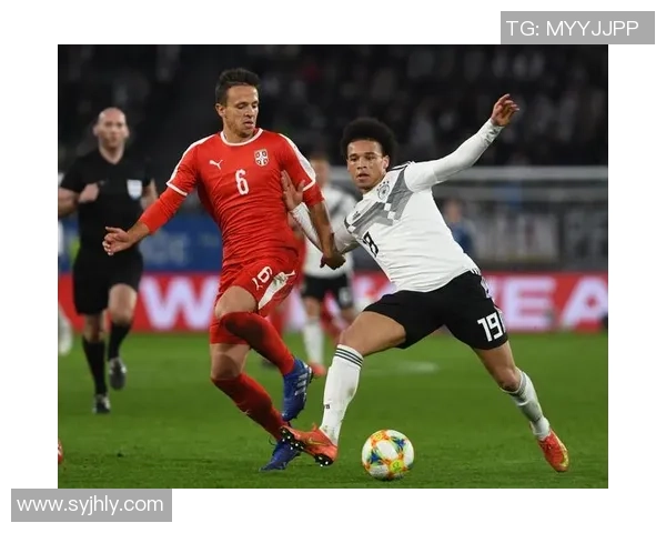 传奇球星足球友谊赛精彩瞬间回顾 展现巅峰对决与经典传球技巧