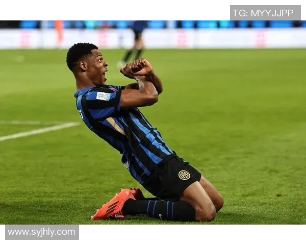 足球巨星赛场意外滑倒裤子滑落现场露屁股引发球迷爆笑热议 足球巨星赛场意外滑倒裤子滑落现场露屁股引发球迷爆笑热议